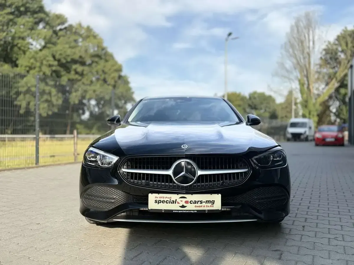 Gebraucht Mercedes C200 163 PS (119 kW) 2024 Schwarz metallic Limousine
