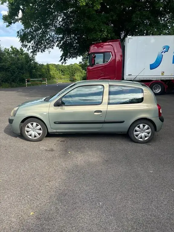 Gebraucht Renault Clio II 75 PS (55 kW) 2002 Kleinwagen