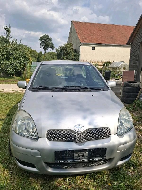 Silber Gebraucht 2004 Toyota Yaris Kleinwagen | 3.000 € (Teuer) - Bild 1/4