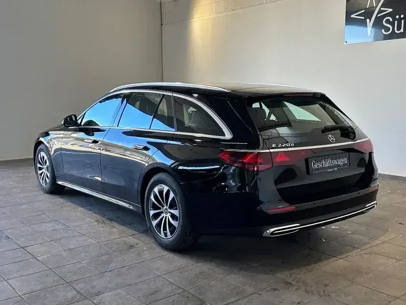Gebraucht Mercedes E220 Avantgarde 197 PS (144 kW) 2026 Schwarz Limousine
