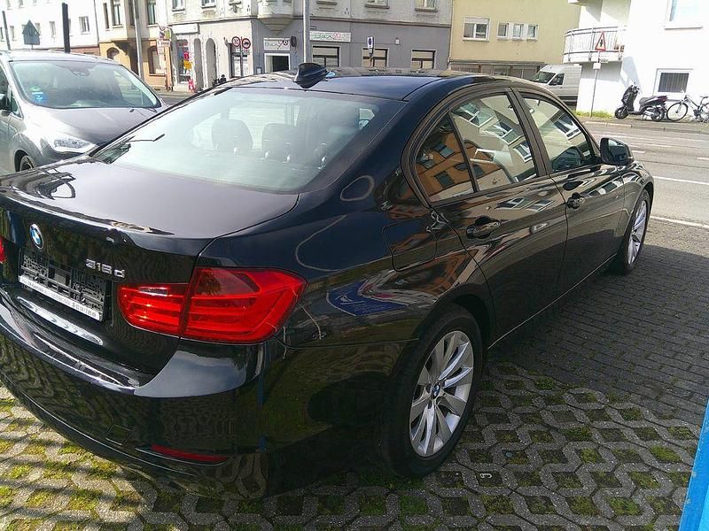 Gebraucht BMW 316 116 PS (85 kW) 2014 Schwarz Limousine