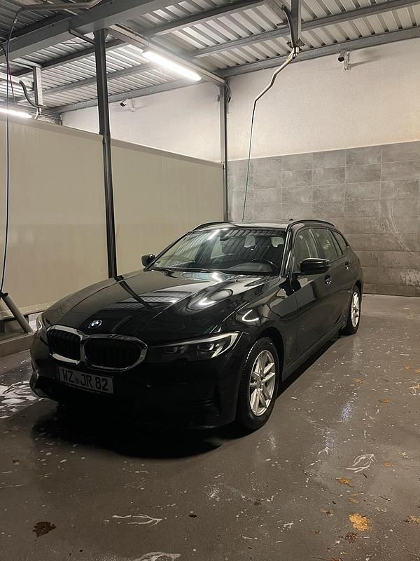 Schwarz Gebraucht 2020 BMW 320 Kombi | 18.300 € (Guter Preis) - Bild 1/4
