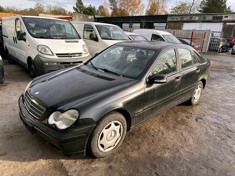 Schwarz Gebraucht 2002 Mercedes C180 Limousine | 700 € (Superpreis) - Bild 1/4