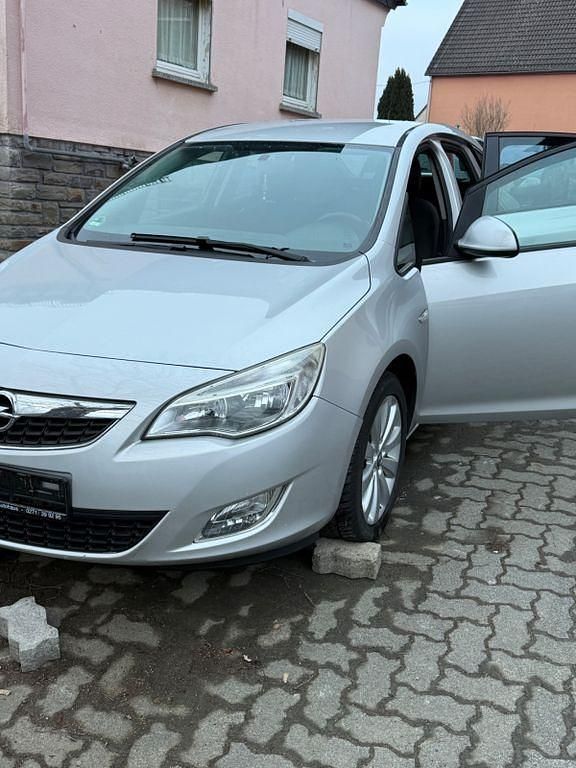 Gebraucht Opel Astra 140 PS (102 kW) 2011 Silber Limousine