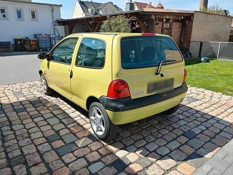 Second-hand Renault Twingo 75 CP (55 kW) 2001 Galben Hatchback