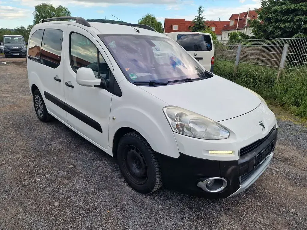 Gebraucht Peugeot TePee Active 92 PS (67 kW) 2013 Weiß Limousine