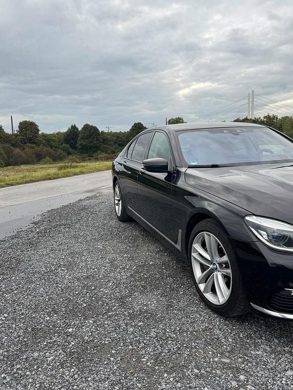Schwarz Gebraucht 2019 BMW 750L Sport Line Limousine | 28.699 € (Fairer Preis) - Bild 1/4