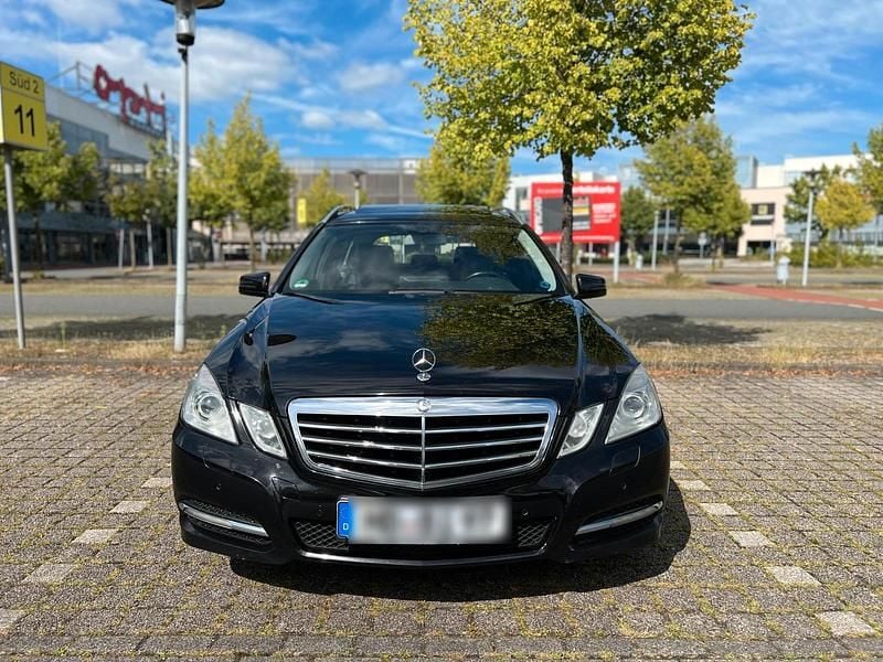 Schwarz Gebraucht 2011 Mercedes E250 Avantgarde Kombi | 8.300 € (Guter Preis) - Bild 1/4