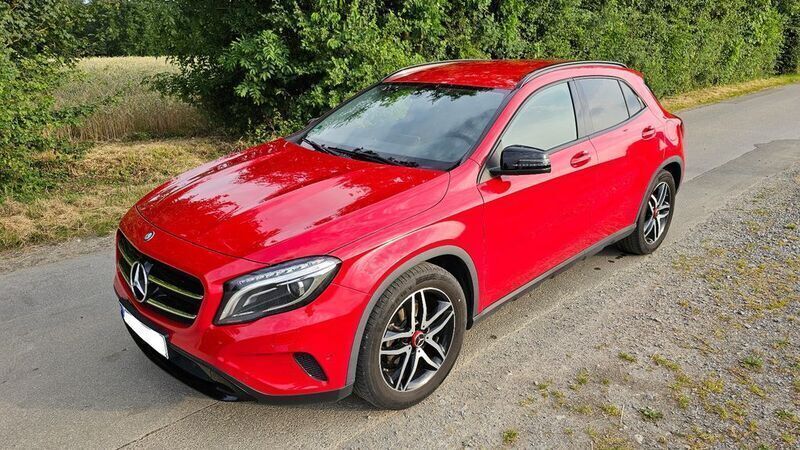 Rot Gebraucht 2015 Mercedes GLA200 Urban SUV | 14.499 € (Superpreis) - Bild 1/4