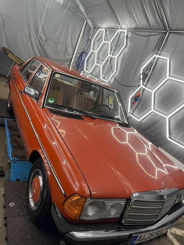 Gebraucht Mercedes E230 109 PS (80 kW) 1981 Orange Limousine