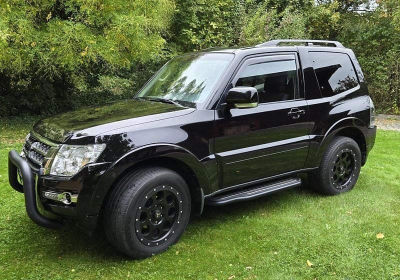 Schwarz Gebraucht 2018 Mitsubishi Pajero Edition SUV | 24.500 € (Superpreis) - Bild 1/4