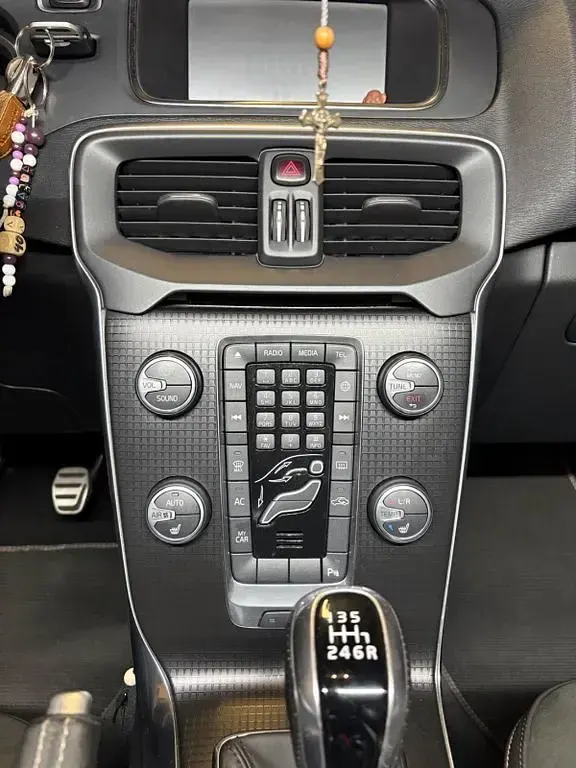 Gebraucht Volvo V40 R-Design 152 PS (111 kW) 2018 Schwarz Limousine