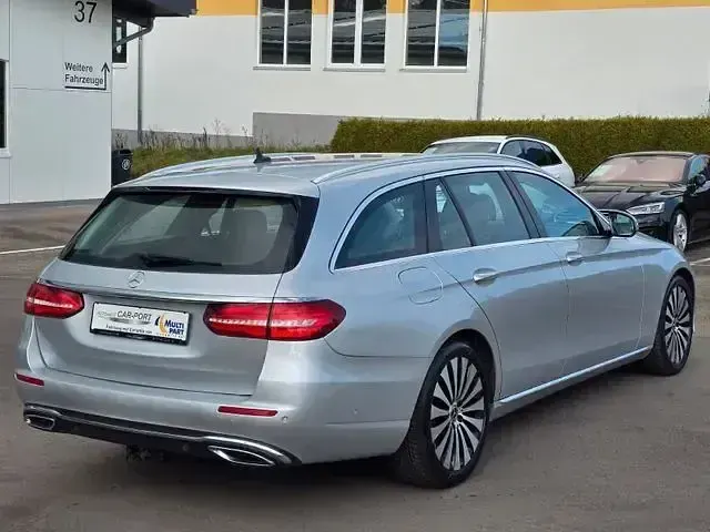 Używany Mercedes E220 194 KM (142 kW) 2017 Srebrny Sedan/Limuzyna