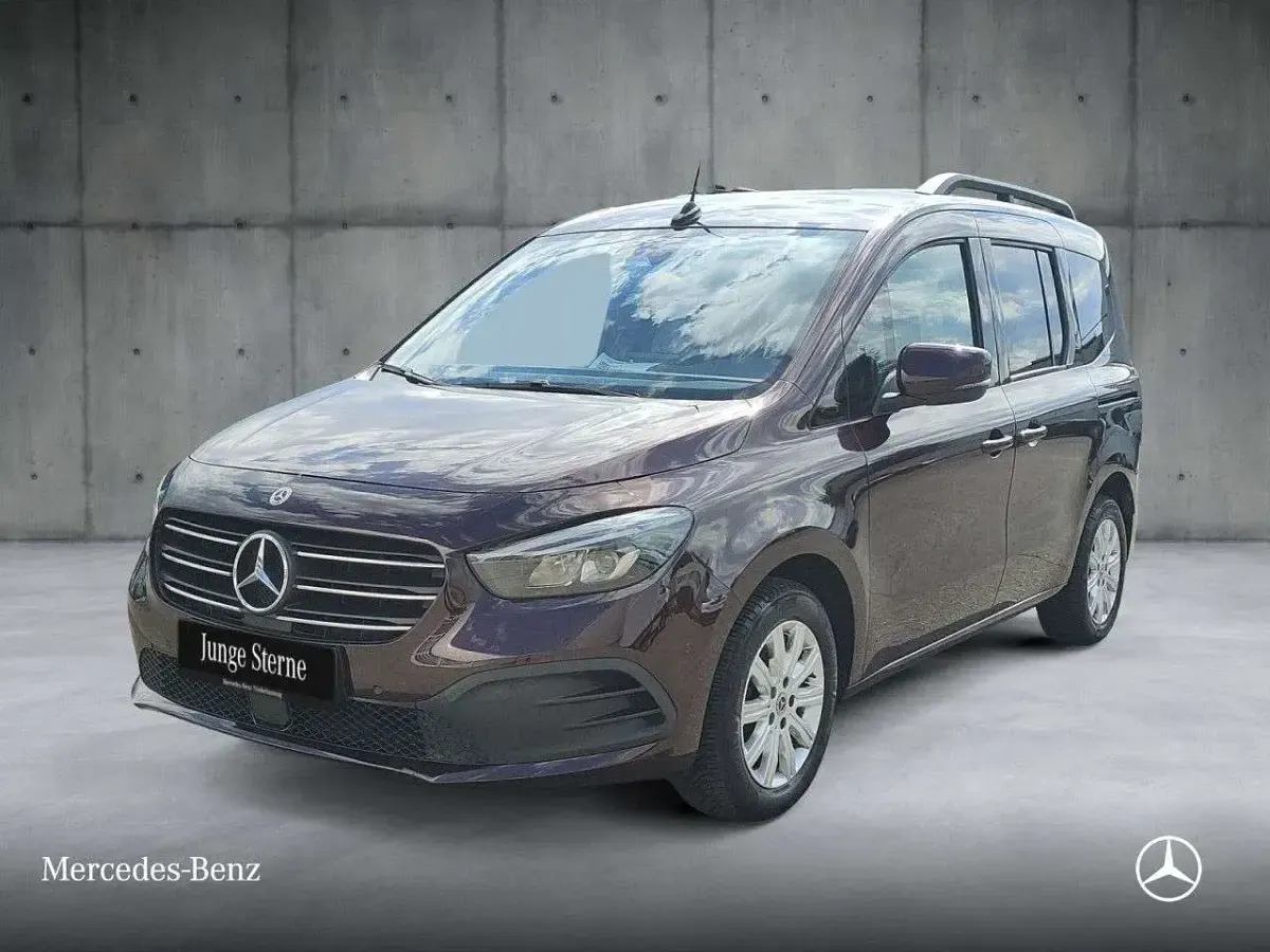 Gebraucht Mercedes T180 Progressive 116 PS (85 kW) 2023 Rot Van / Kleinbus