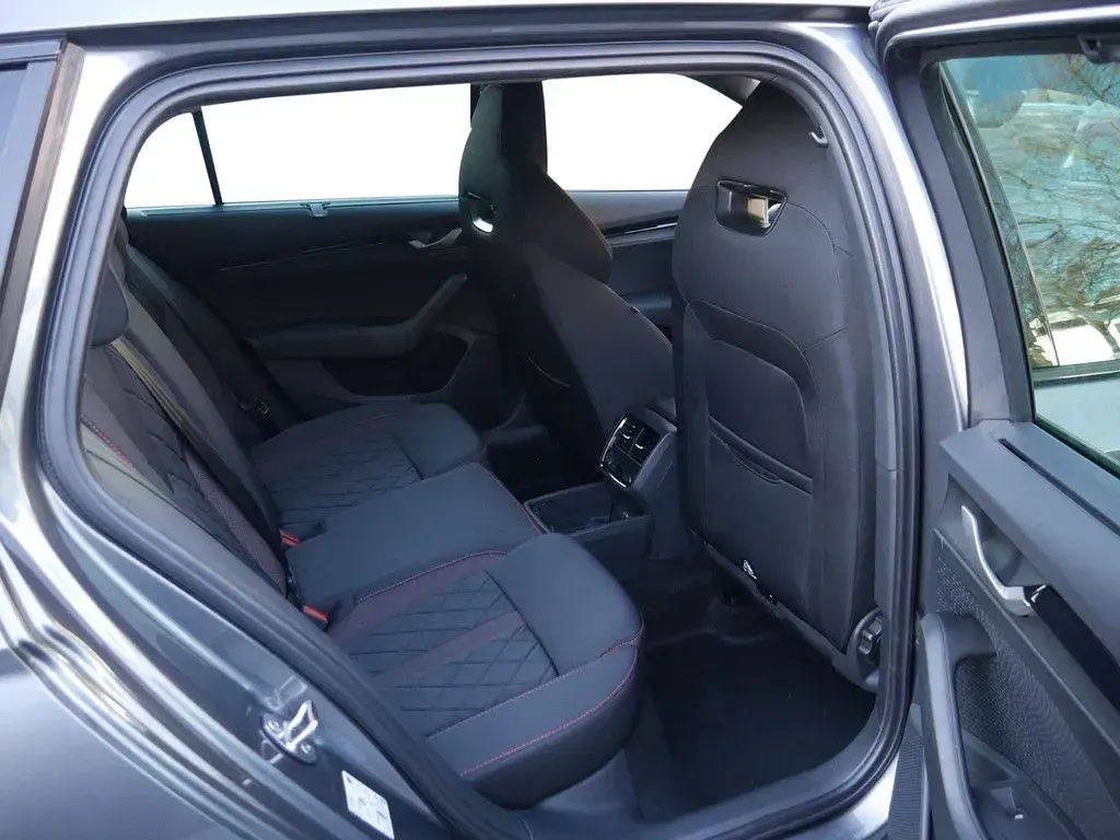 Neu Skoda Octavia RS 265 PS (194 kW) 2026 Grau Kombi