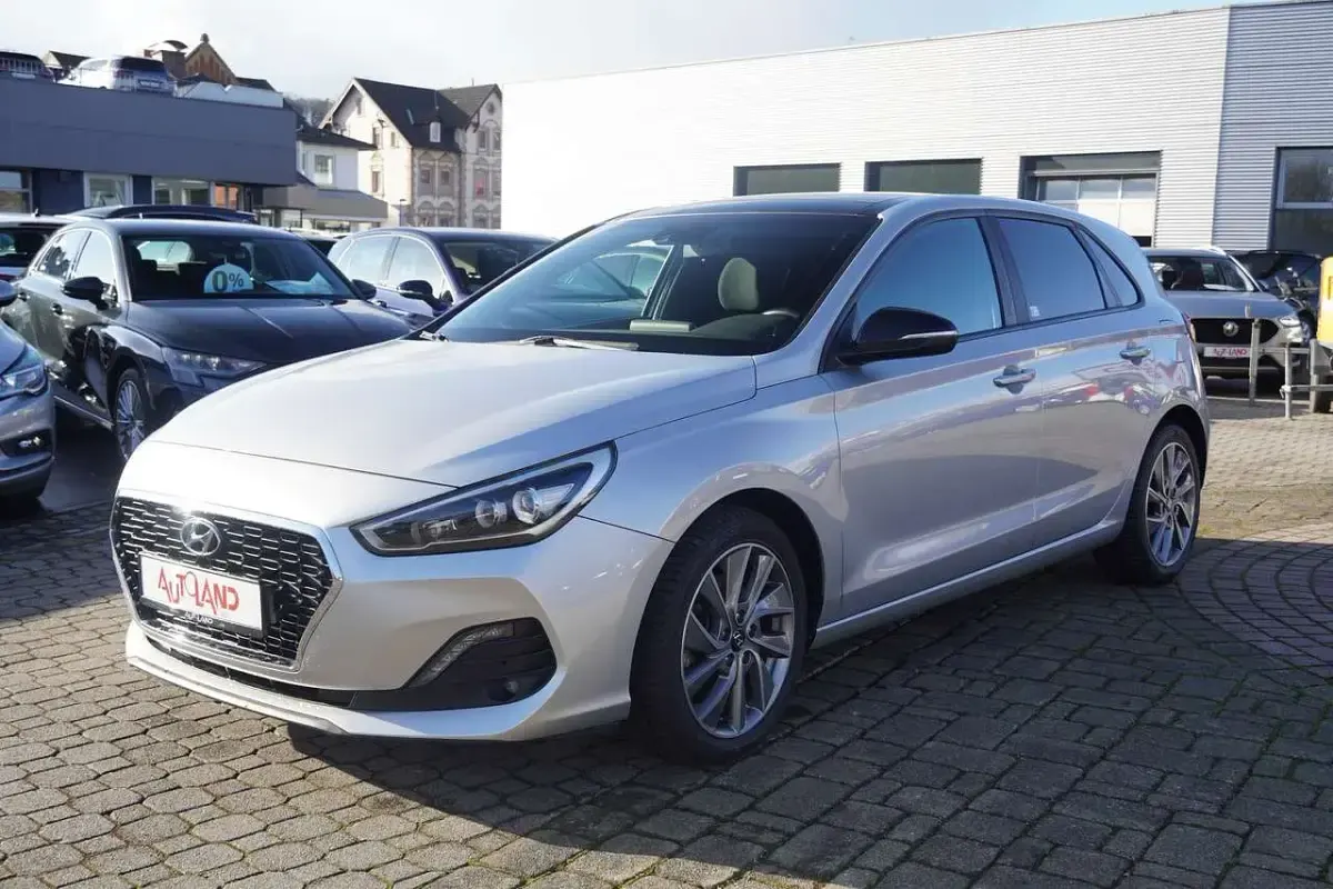 Gebraucht Hyundai i30 Passion Plus 140 PS (102 kW) 2019 Silber Limousine