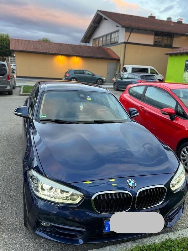 Blau Gebraucht 2016 BMW 118 Sport Line Kleinwagen | 15.999 € (Teuer) - Bild 1/4