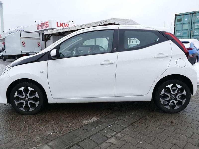 Pianossaweiß (068) Gebraucht 2021 Toyota Aygo X-play Kleinwagen | 8.900 € (Superpreis) - Bild 1/4