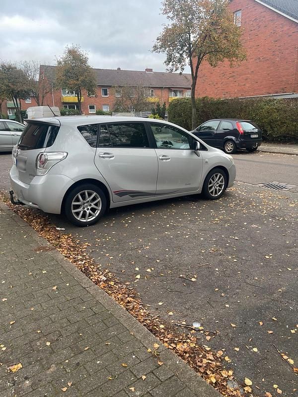 Gebraucht Toyota Verso 150 PS (110 kW) 2009 Silber Van / Kleinbus