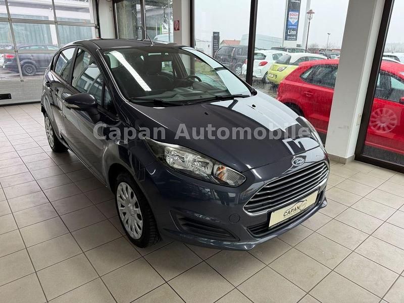 Grau Gebraucht 2014 Ford Fiesta Trend Limousine | 5.400 € (Fairer Preis) - Bild 1/4