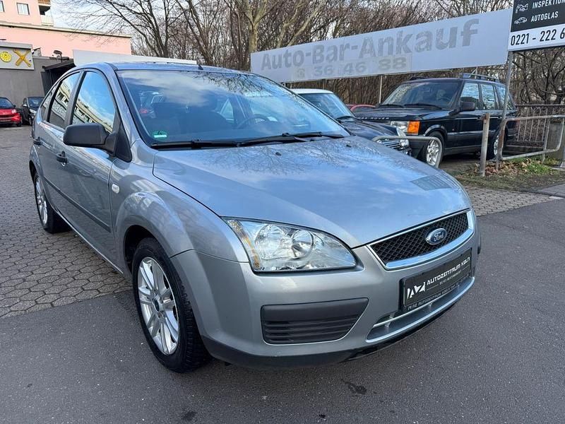 Gebraucht Ford Focus Trend 101 PS (74 kW) 2005 Silber Limousine