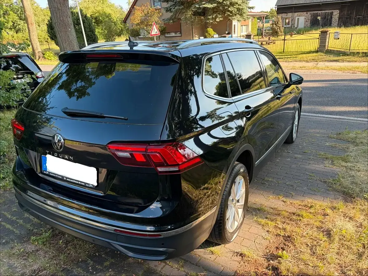 Gebraucht VW Tiguan Allspace Life 150 PS (110 kW) 2023 Schwarz SUV