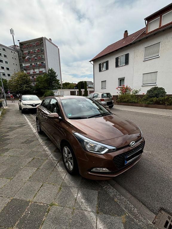 Braun Gebraucht 2016 Hyundai i20 YES! Silver Limousine | 11.600 € (Etwas zu teuer) - Bild 1/4