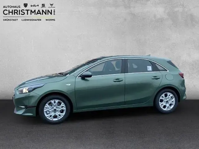 Gebraucht Kia Ceed Comfort 99 PS (72 kW) 2025 Experience green m Kleinwagen