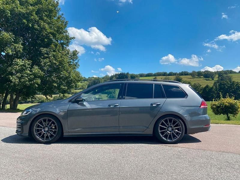 Grau Gebraucht 2017 VW Golf VII GTD Kombi | 22.990 € - Bild 1/4