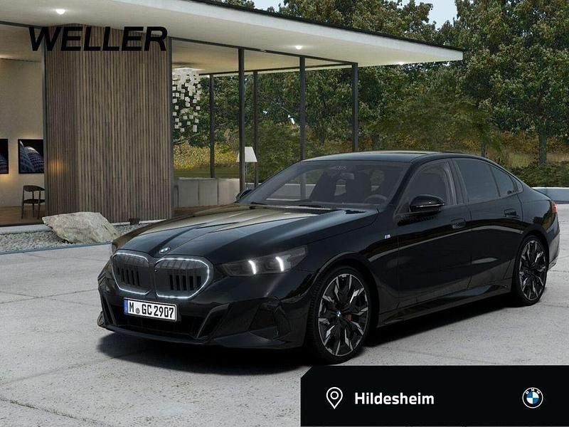 Black sapphire (schwarz) Gebraucht 2025 BMW 520 M Sport Limousine | 51.400 € (Superpreis) - Bild 1/4