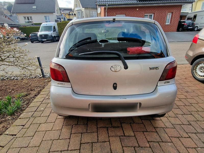 Gebraucht Toyota Yaris 75 PS (55 kW) 2002 Grau Kleinwagen