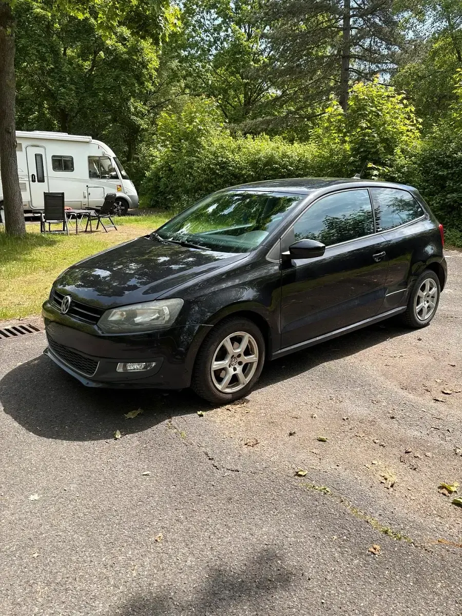 Käytetty VW Polo 70 HP (51 kW) 2011 Musta Viistoperä
