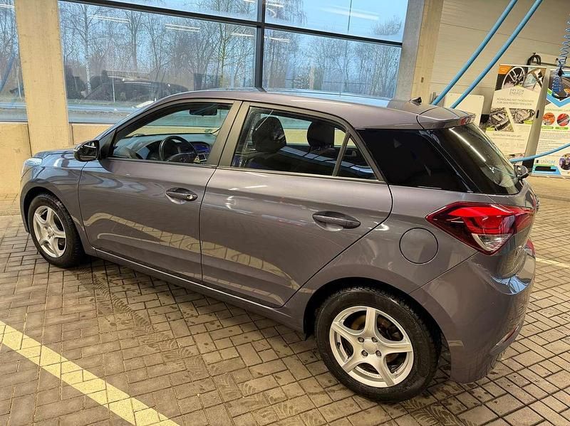 Grau Gebraucht 2016 Hyundai i20 Trend Limousine | 9.200 € (Fairer Preis) - Bild 1/4