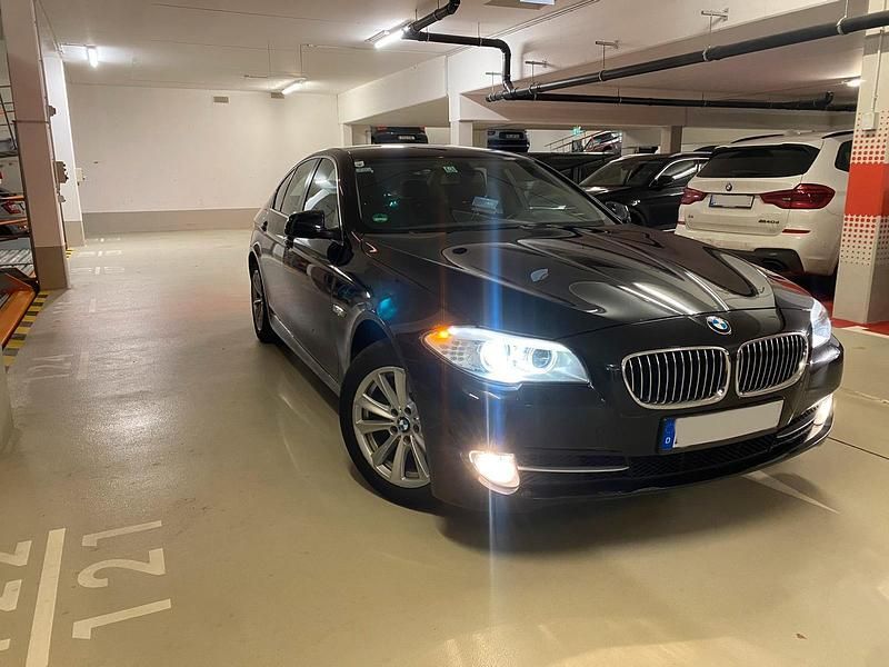 Schwarz Gebraucht 2013 BMW 520 Limousine | 9.990 € - Bild 1/4
