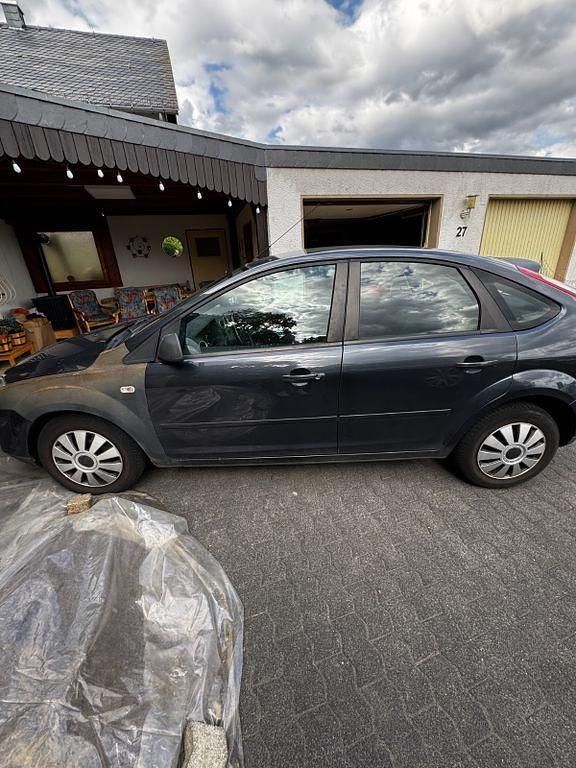 Grau Gebraucht 2007 Ford Focus Ambiente Limousine | 1.500 € (Guter Preis) - Bild 1/4