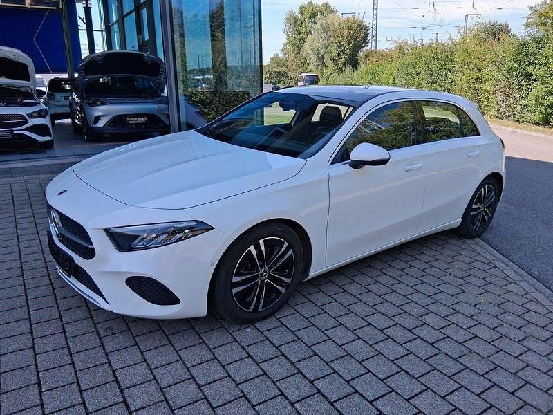 Polarweiß Gebraucht 2024 Mercedes A200 Progressive Limousine | 33.489 € (Etwas zu teuer) - Bild 1/4