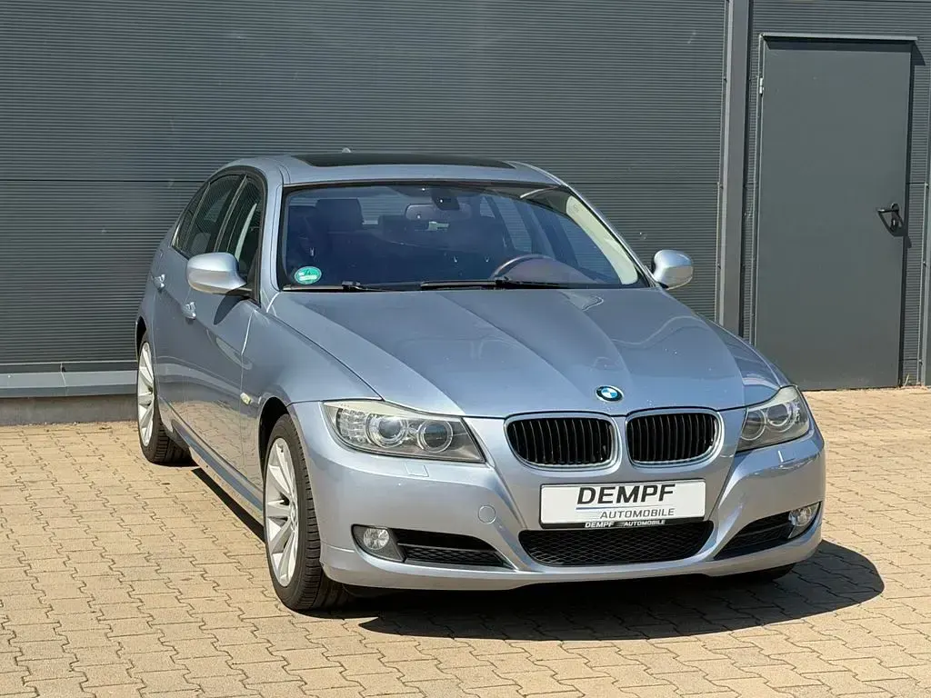 Gebraucht BMW 320 170 PS (125 kW) 2009 Blau Limousine
