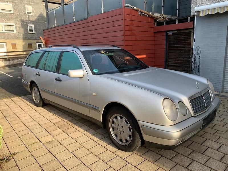 Gebraucht Mercedes E200 136 PS (100 kW) 1998 Silber Kombi