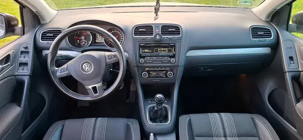 Używany VW Golf VII Match 105 KM (77 kW) 2012 Srebrny Sedan/Limuzyna