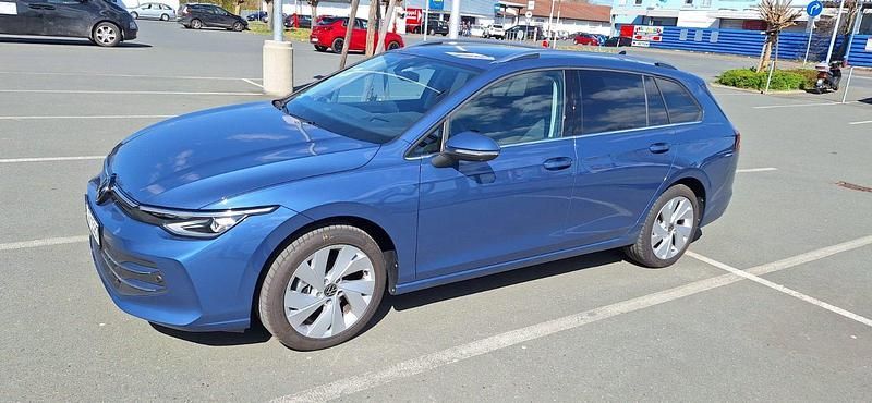 Blau Gebraucht 2024 VW Golf VIII Style Kombi | 28.999 € (Fairer Preis) - Bild 1/4