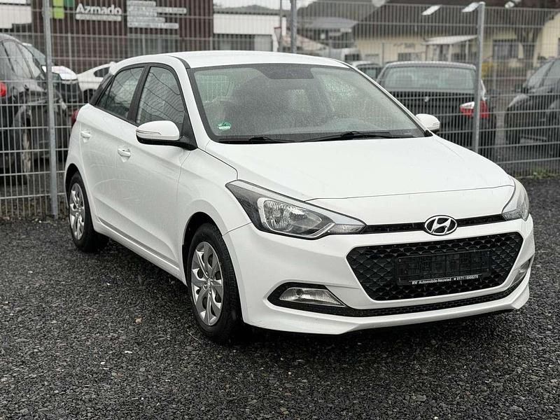 Gebraucht Hyundai i20 Classic 75 PS (55 kW) 2016 Weiß Kleinwagen