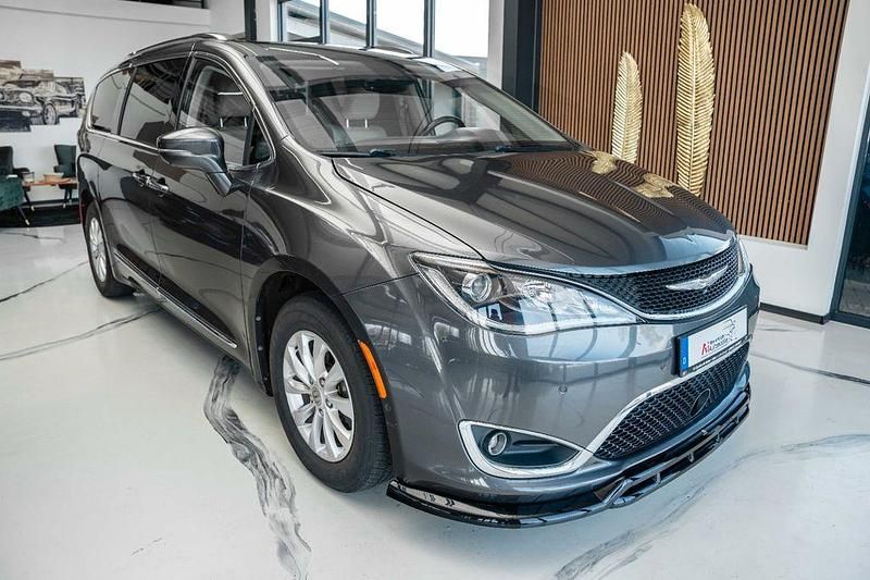 Gebraucht Chrysler Pacifica Touring 291 PS (214 kW) 2018 Grau Kombi
