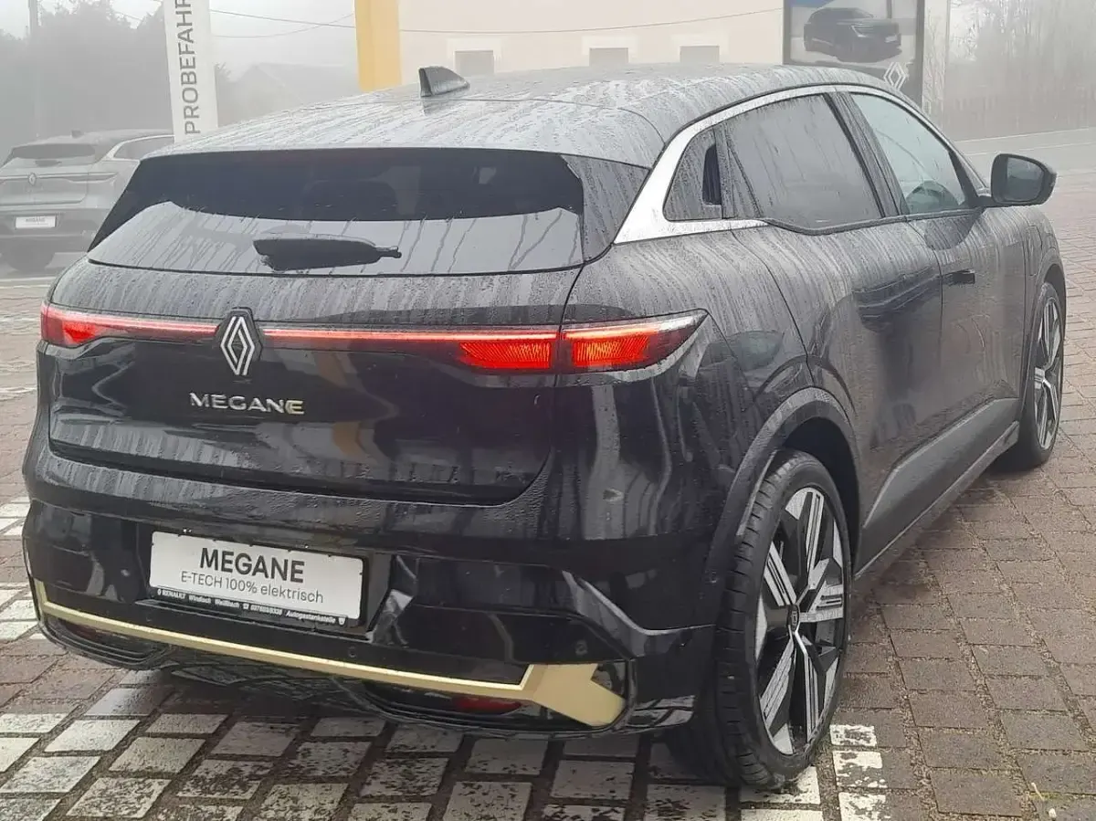 Gebraucht Renault Megane E-Tech Iconic 160 kW (218 PS) 2023 Blackpearlschwarz/ grau Limousine
