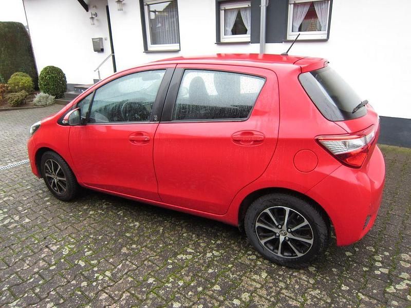 Gebraucht Toyota Yaris 111 PS (81 kW) 2017 Rot Limousine