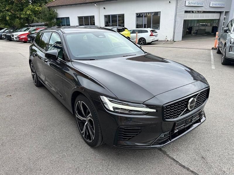 Używany Volvo V60 Plus 398 KM (292 kW) 2025 Szary Kombi