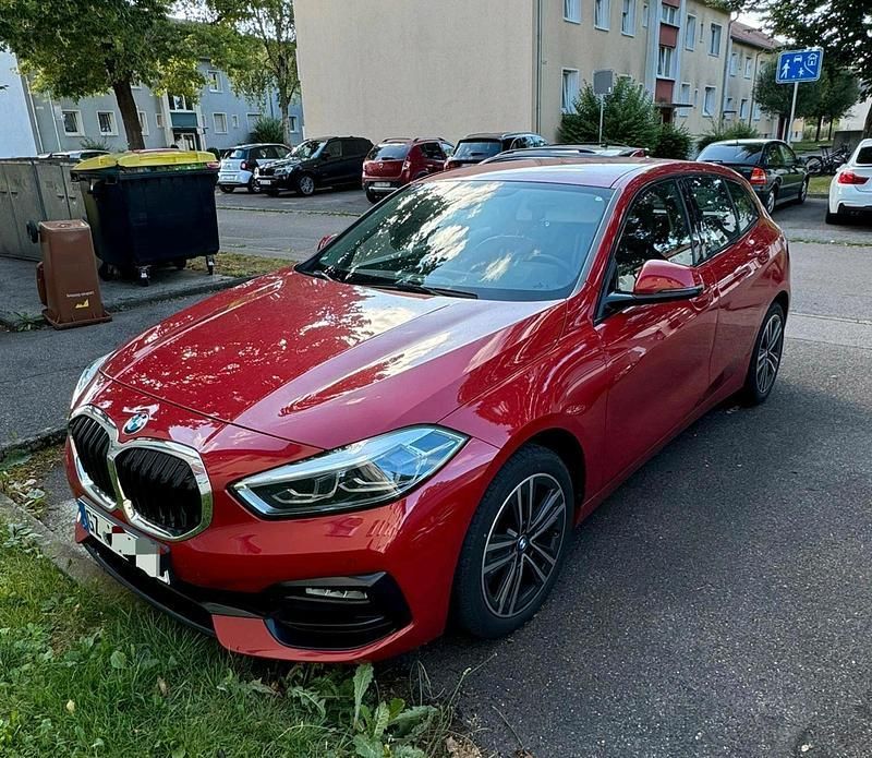 Rot Gebraucht 2021 BMW 118 Sport Line Kleinwagen | 21.500 € (Fairer Preis) - Bild 1/4