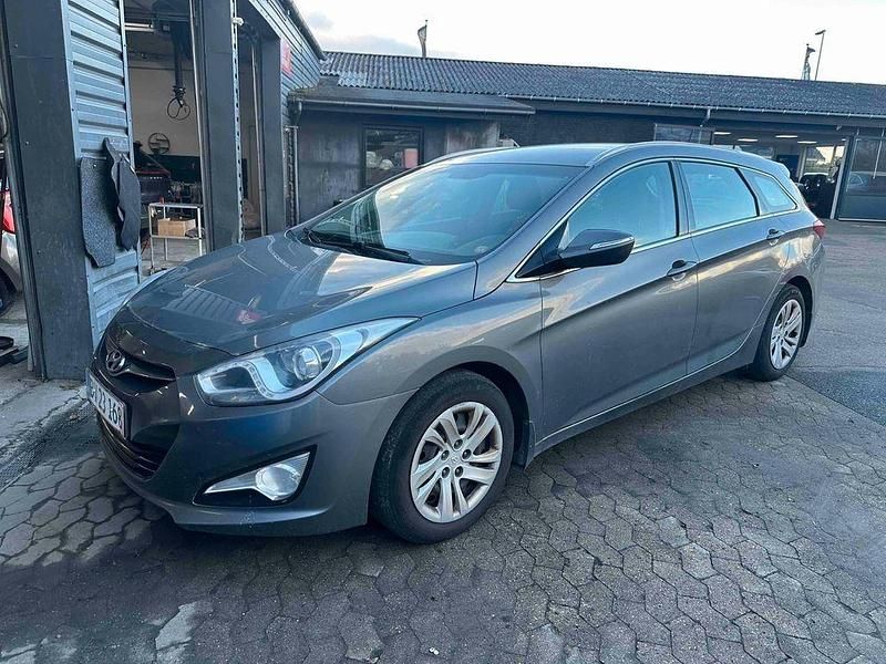 Grau Gebraucht 2013 Hyundai i40 Kombi | 2.000 € (Guter Preis) - Bild 1/4