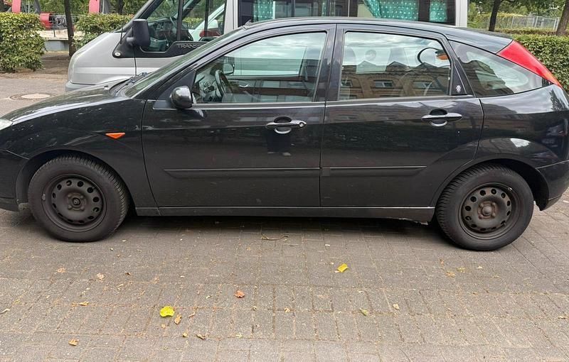 Schwarz Gebraucht 2002 Ford Focus Limousine | 300 € (Superpreis) - Bild 1/4