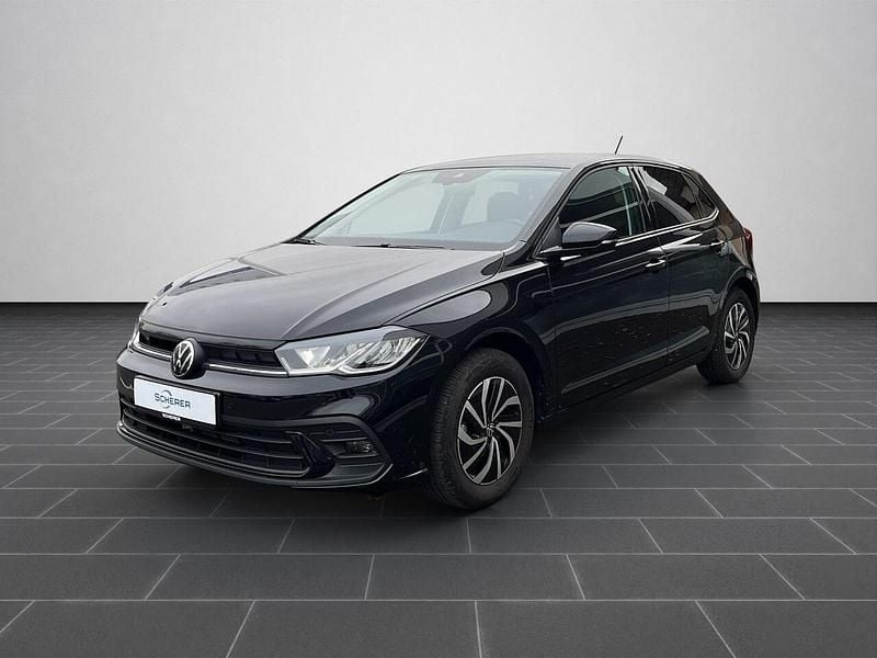 Deep black perleffekt (metallic) Gebraucht 2025 VW Polo Life Limousine | 19.490 € (Superpreis) - Bild 1/4