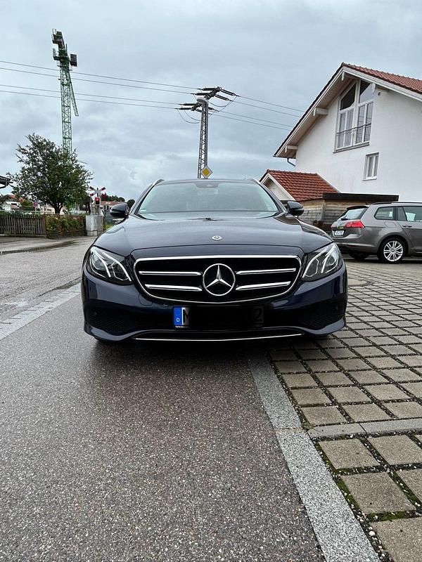 Blau Gebraucht 2019 Mercedes E220 Kombi | 23.500 € (Guter Preis) - Bild 1/4